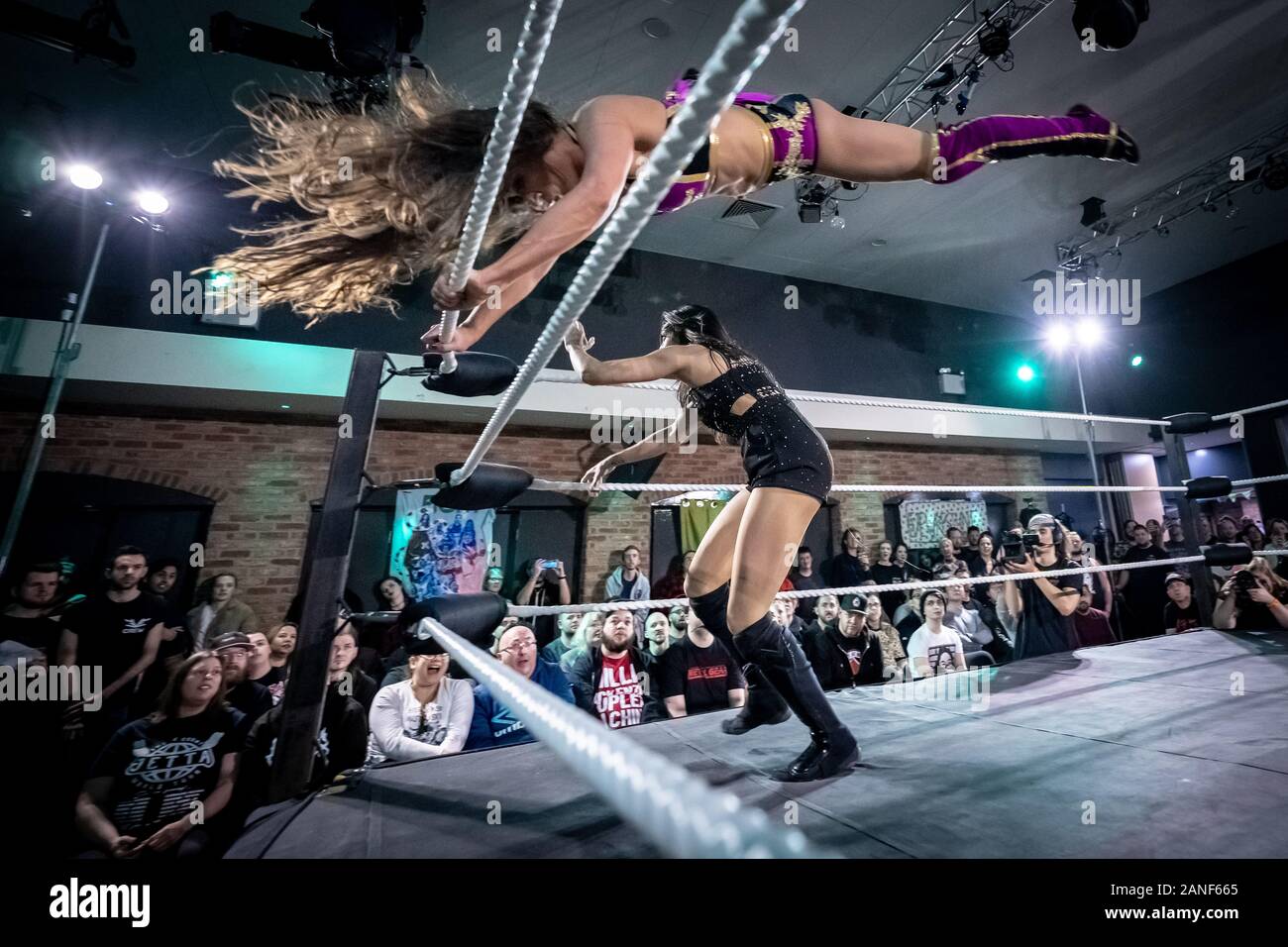 Jinny vs. Nina Samuels beim "Ringkampf Queendom 3"-Turnier am Austragungsort im Westen Londons von Pro-Wrestling: Eve, professionelles Ringen der Frauen. Stockfoto