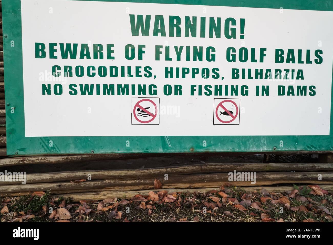 Warnschild, Hinweisschild, Sicherheitshinweise, Vorsicht vor wilden Tieren, fliegenden Golfbällen, Bilharzia in einem Hotelresort in Mpumalanga, Südafrika Stockfoto