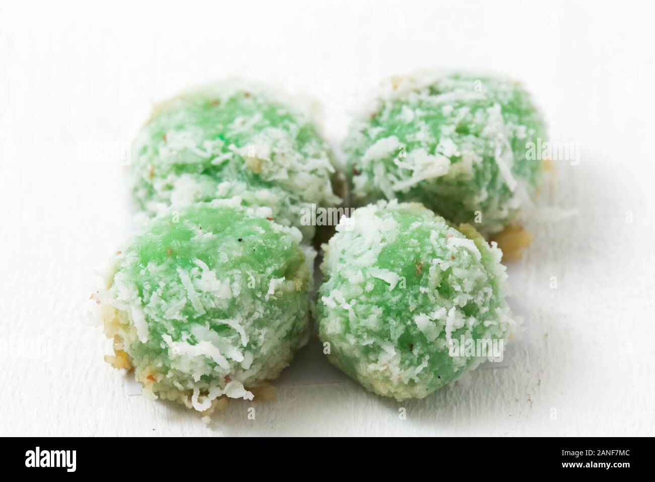 Klepon Indonesische Traditionelle Lebensmittel Delikatesse Susser Reis Kugeln Gefullt Mit Palm Zucker Auf Weissem Hintergrund Stockfotografie Alamy
