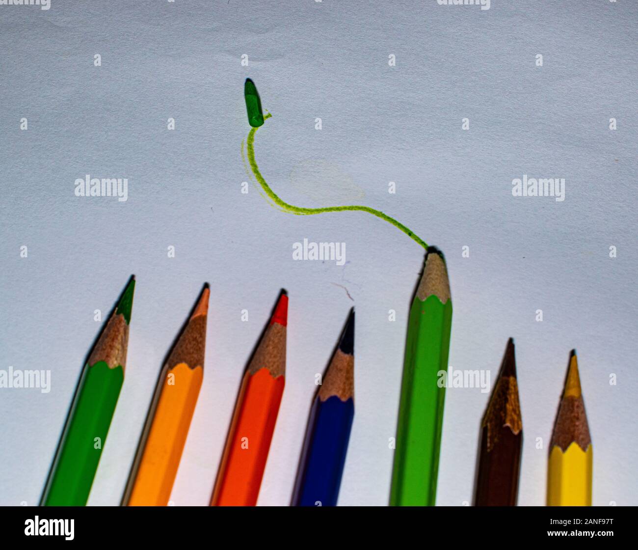 Unterschiedliche Farben der Bleistifte, die in einem Muster. Farbige Buntstifte arrangiert in einer sinnvollen Art und Weise. Nehmen Sie Ihr Leben in die eigenen Hände und verlassen. Stockfoto
