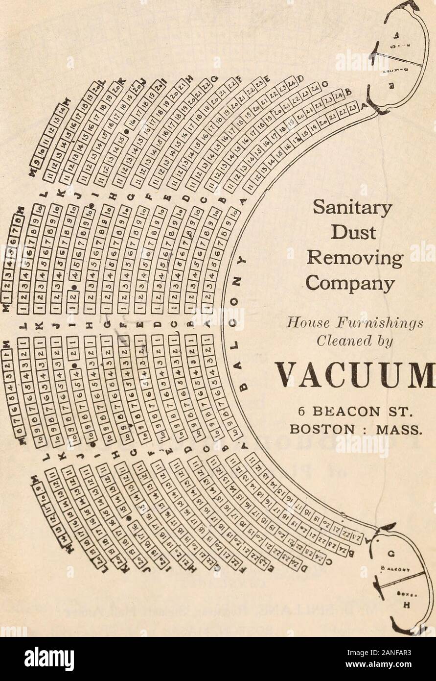 Die Boston Blue Book..:.. Boston, Brookline, Cambridge, Chestnut Hill und Milton.. . * + &* o* 4*&gt; BURLEIGH Sc MARTIN CATERER Hochzeiten, Geschäftsessen, Beceptions, Tees, etc. Wir Darlehen Gold Stühle, Hutablagen, Kartentische, China, Silber und Glas. Eis und Ices zu Familien geschickt. Sonntag Lieferung Berkeley Street und St. James Avenue Colonial THEATERBalcony 947. 94 S HOLLIS STREET THEATER 14 Hollis Street Tel. Oxford - 131 Stockfoto