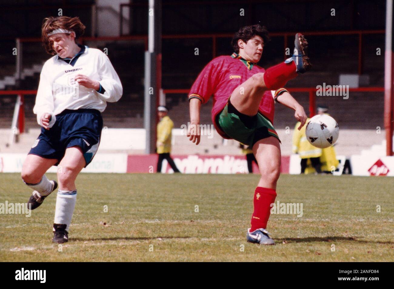 Übereinstimmung Aktion während England Frauen vs Portugal Frauen, Europäische Meisterschaft Qualifizieren Fußball an der Griffin Park, Brentford FC am 19. Mai 1996 Stockfoto