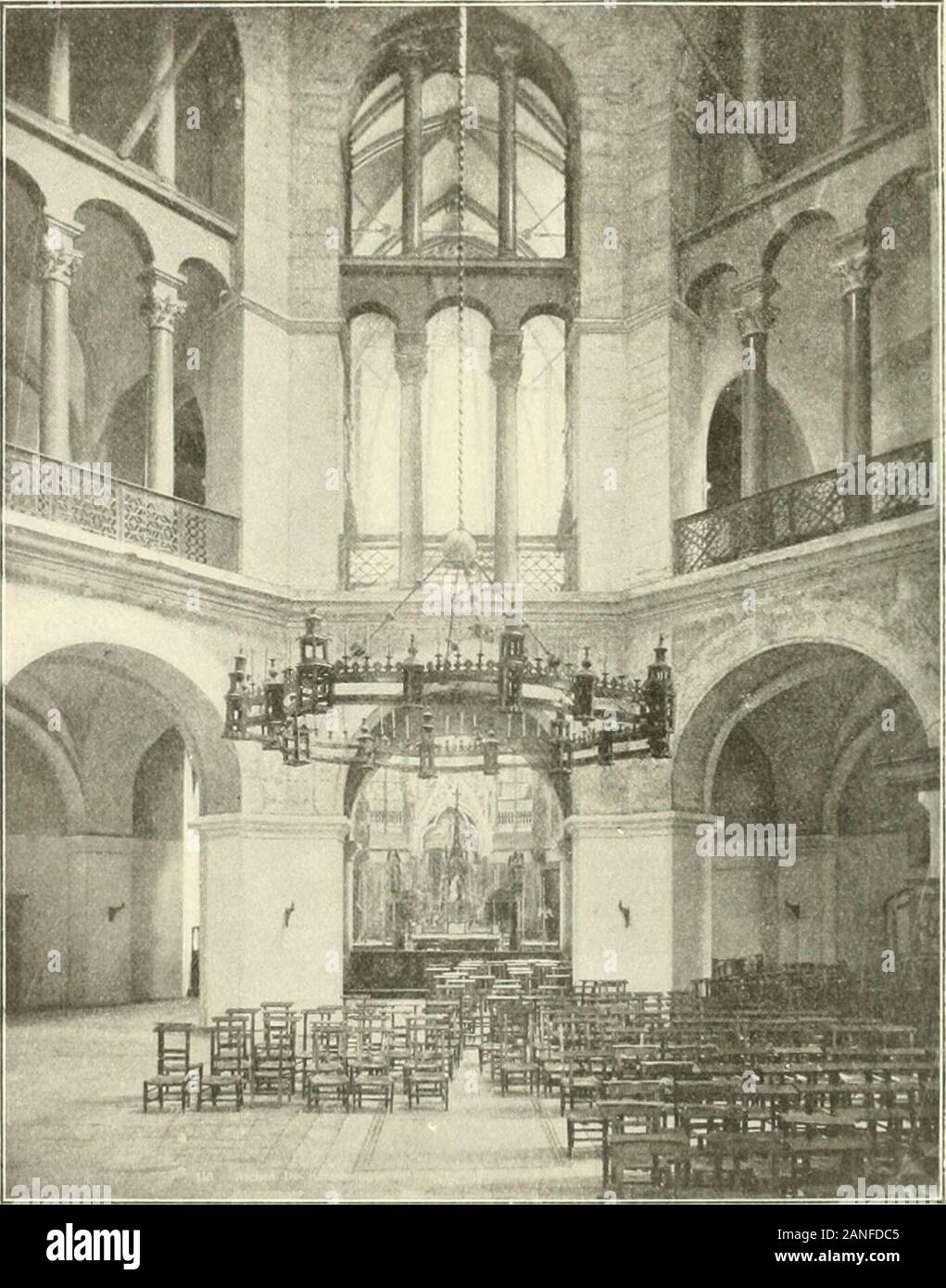 Revue de l'art Chrétien. Aix-la-Chapelle. - Coupé du Dôme. vue Archéologique. Les Murs de la rotondesont ornés de pilastres dordre corinthienet dun Rudiment dentablement: Beispiel REVUE I) F. l. KUNST CHKÉTIKN. 1907. - 2 *^l. rVRAISON. 90 3 ReDue binden T^vt-cf) vétieu. curieux de la Persistance de Formes ro-Maines à Travers Les Siècles. La Coupole a été, au siècle passé, lobjetdune Restauration remarquable. Auf einem ré-tabli Les mosaïques qui, au siècle Précédent, remplacées avaient été par des ornementsde Très Mauvais Goût. Maître Jean Bethunede Gand fut chargé de les reconstituer; auf. Rotonde dAix-la-C Stockfoto