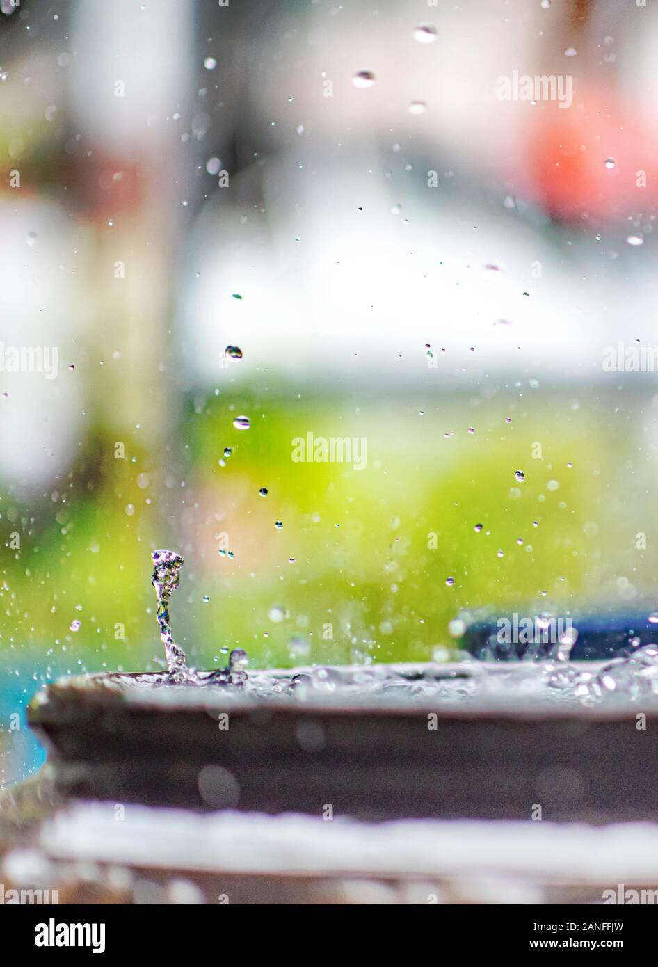 Traditionelle Art und Weise der Verwendung ein irdenes Gefäß Regenwasser vom Dach in Thailand zu halten. Stockfoto