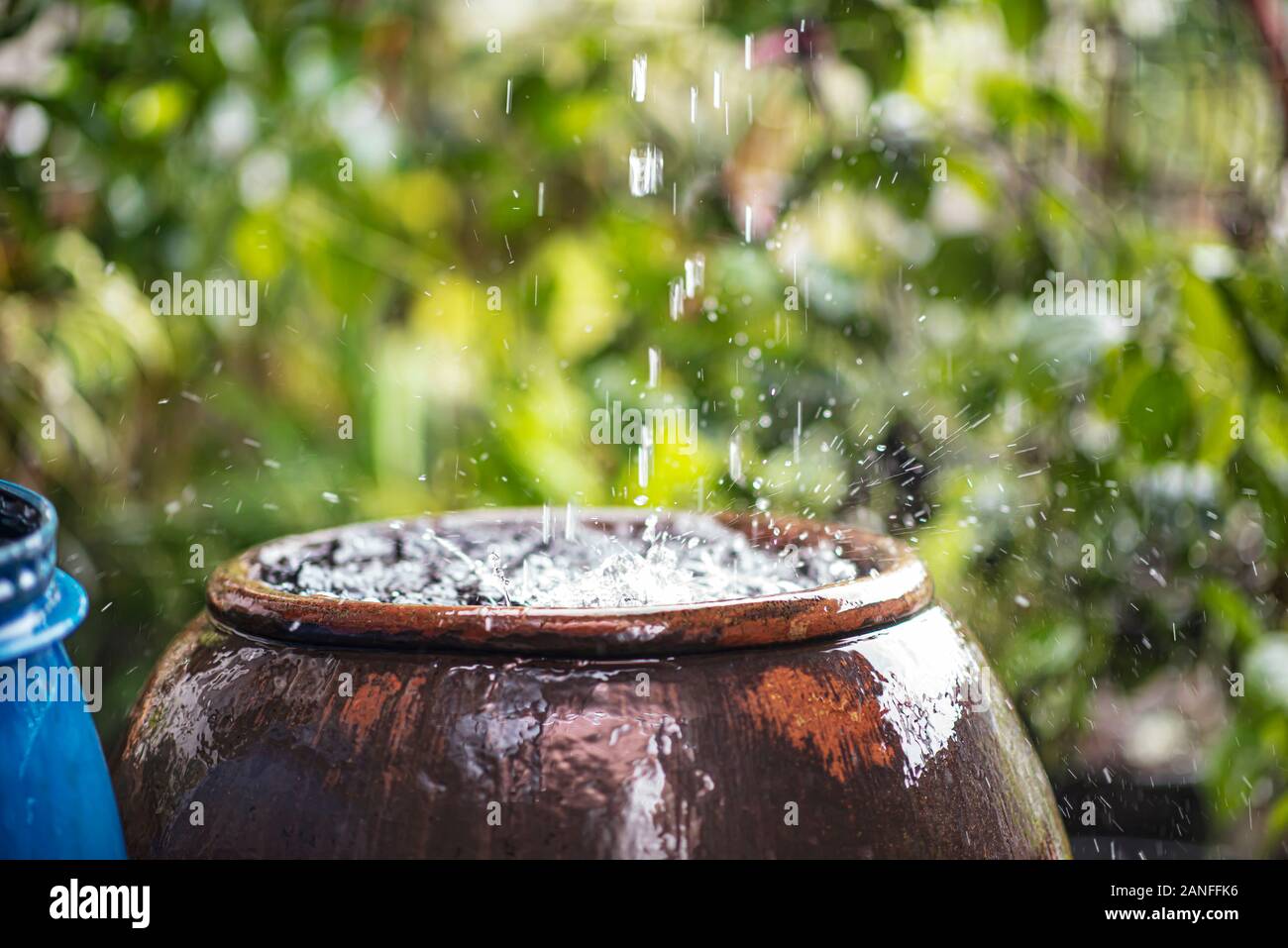 Traditionelle Art und Weise der Verwendung ein irdenes Gefäß Regenwasser vom Dach in Thailand zu halten. Stockfoto