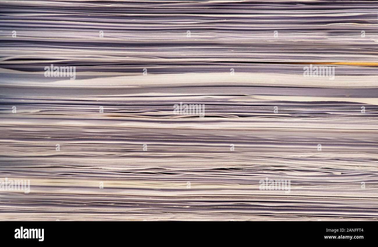 Ein Stapeln von Papier und Dateien. Stockfoto