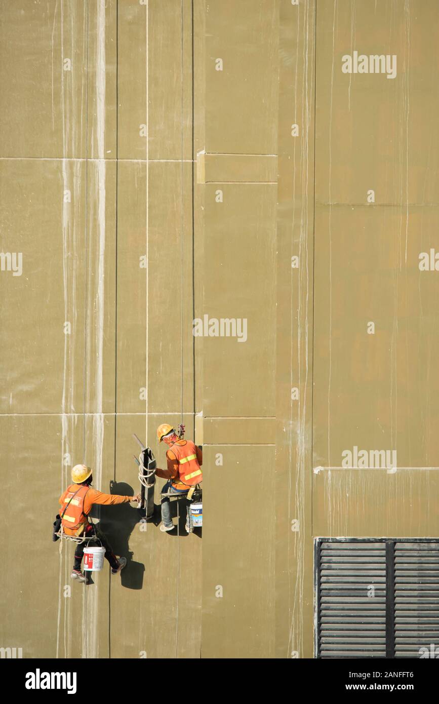 Arbeitnehmer engagieren sich ihre Jobs auf dem hohen Gebäude. Stockfoto
