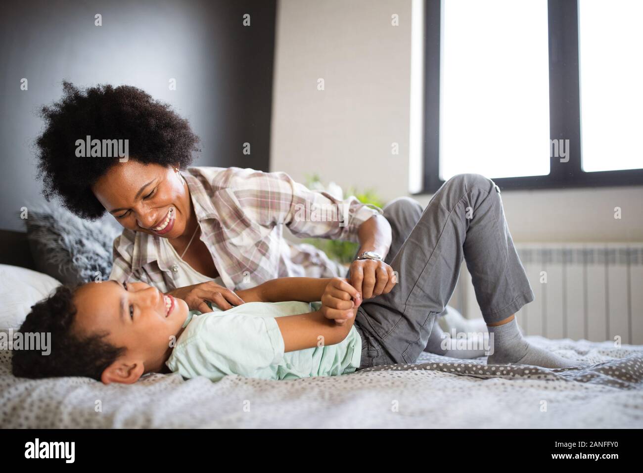Mutter spielt bonding Umarmen mit ihrem Sohn. Happy Family Zeit. Stockfoto