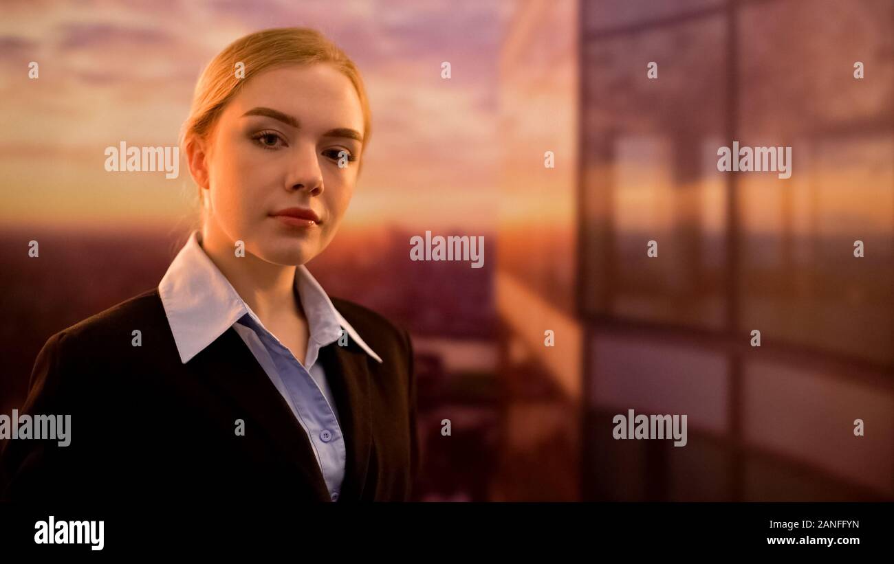 Businesslady auf Kamera gegen Sonnenuntergang Hintergrund posiert, ad von Startup Stockfoto