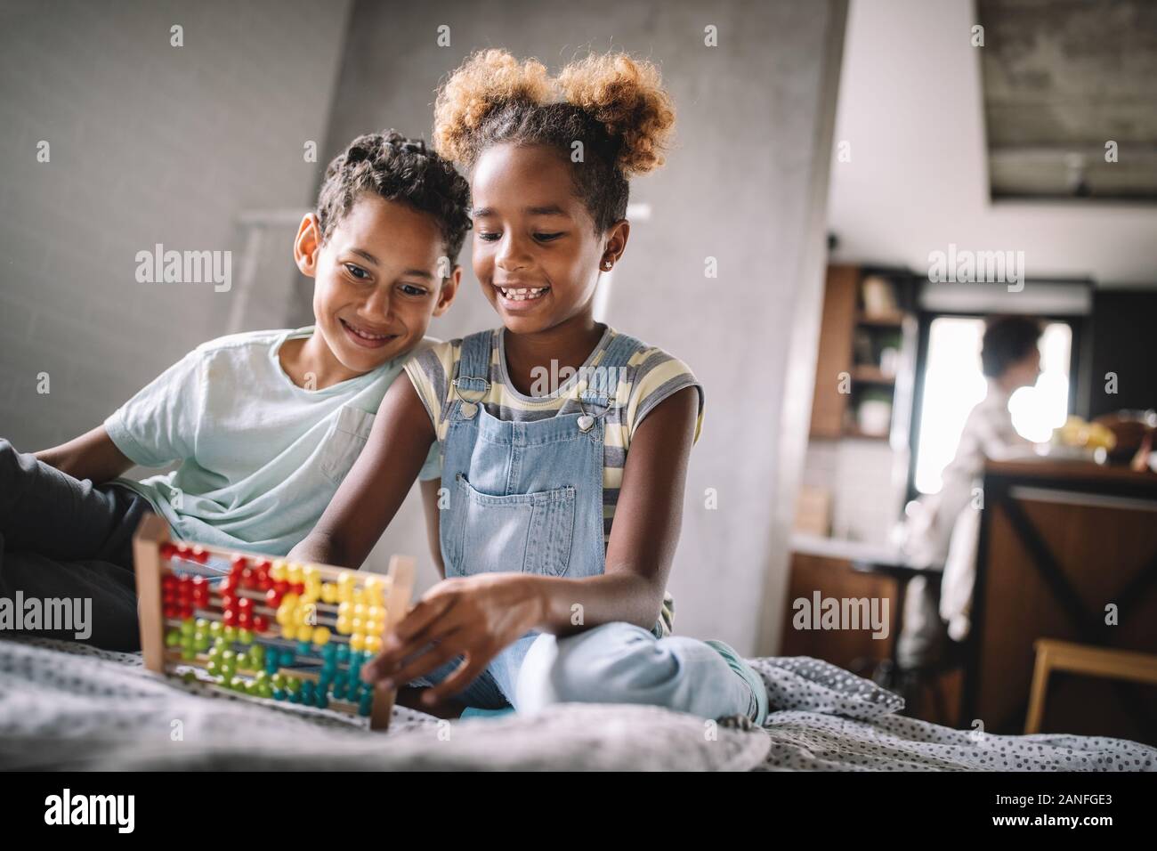 Kinder, Bildung, plyaing Glück Konzept. Happy Kids sich unterhaltsam zu Hause Stockfoto