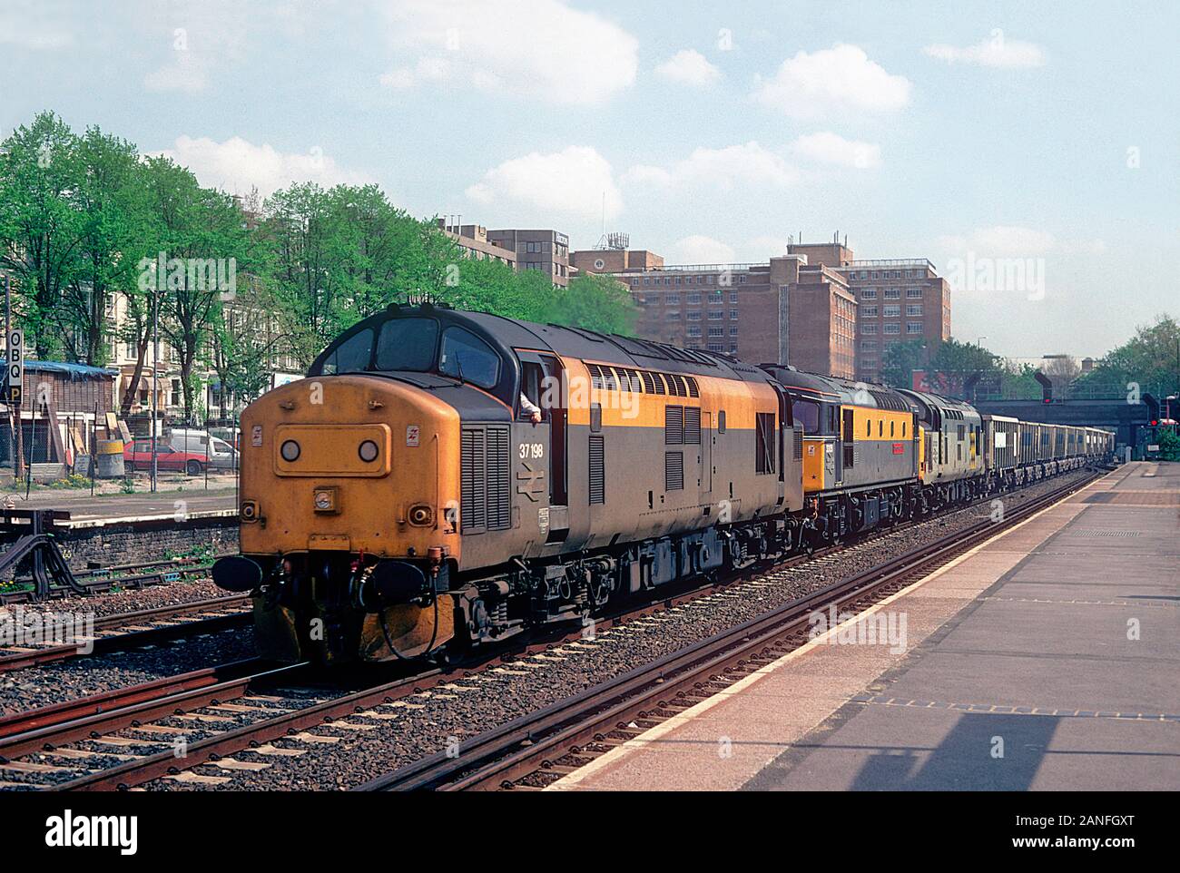 Eine dreifache vorangegangen Kombination von Diesellokomotiven zahlen37198, 33051 und 37703 triple sind Überschrift ein Zug Stein mündet in Kensington Olympia in West London. Stockfoto