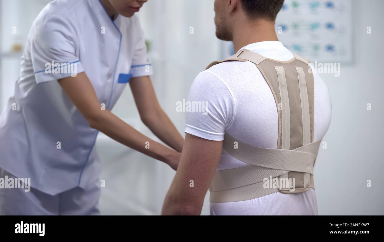 Orthopäden, die Haltung der Schulter brace männlichen Patienten, Gesundheitswesen Stockfoto