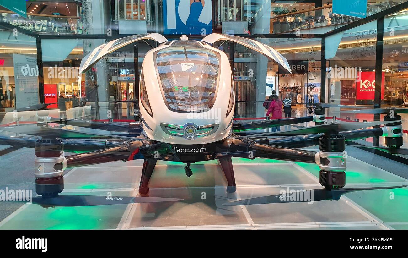 Äußere vordere Ansicht des eHang 216 autonomen Air Vehicle, einem Joint venture Konzeptstudie von FACC und eHang, auf Anzeige an einem Einkaufszentrum in Österreich Stockfoto