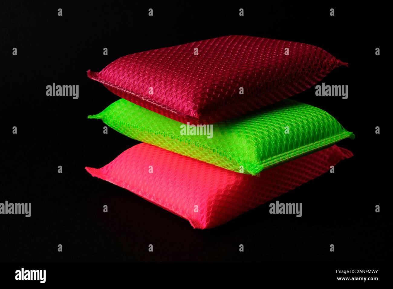 Set aus bunten Teller waschen Schwämme auf schwarzen Hintergrund. Stockfoto