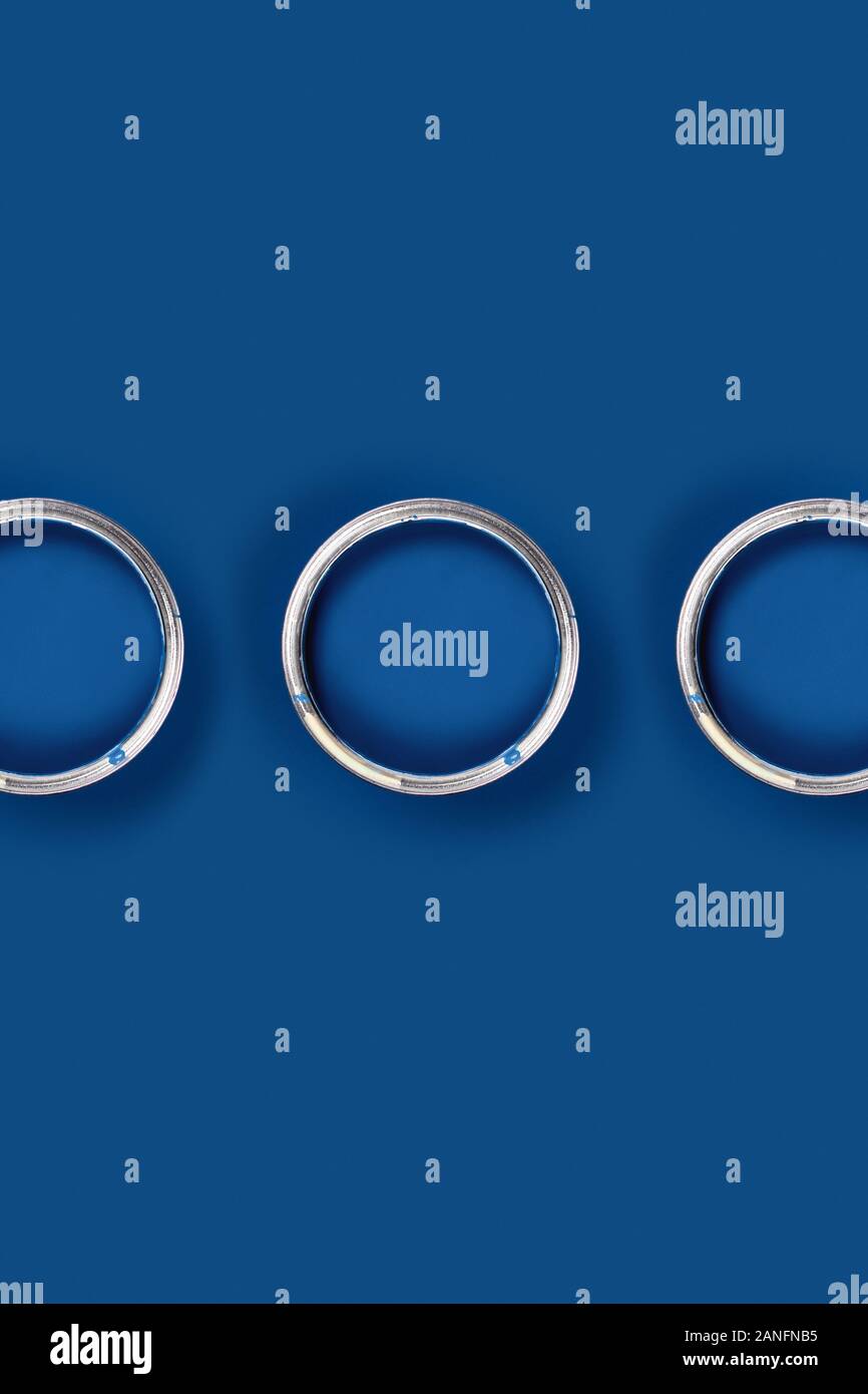 Reparaturbild. Klassischer blauer Hintergrund mit drei blauen Farbdosen. Flaches Layout, Draufsicht, Kopierbereich. Stockfoto