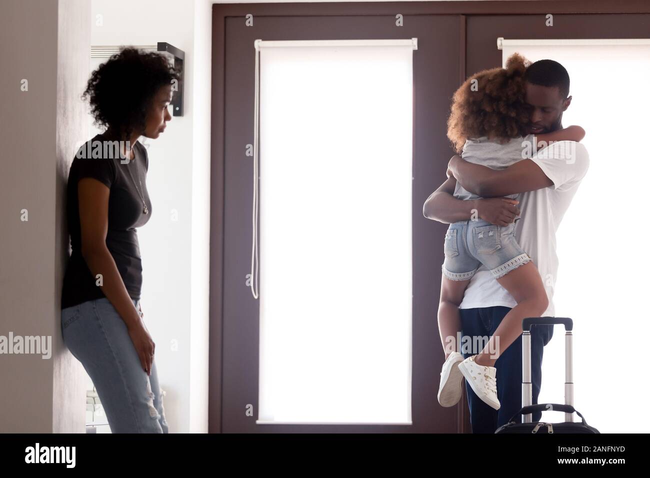 African American Dad hug Tochter verlassen junge Familie Stockfoto