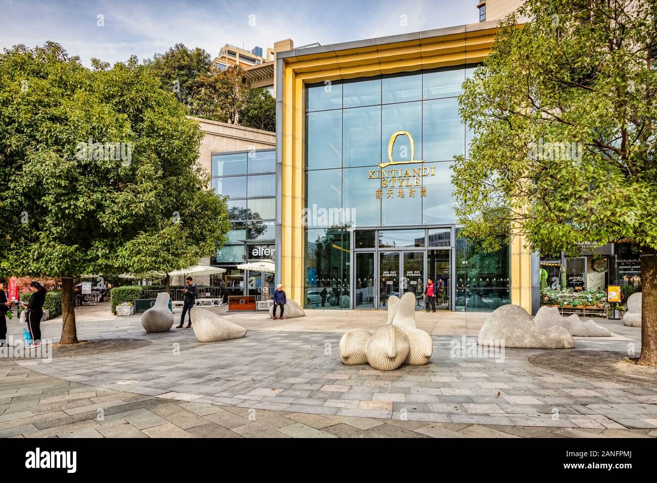 30. November 2018: Shanghai, China - Eingang zum xintiandi Shopping Mall im Xintiandi Viertel von Shanghai, der Teil der alten französischen Conces Stockfoto