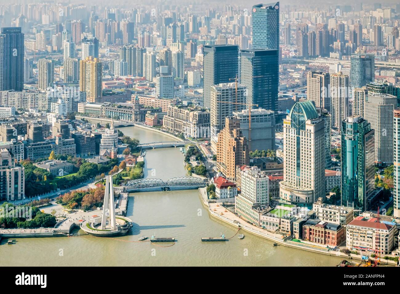 01. Dezember 2018: Shanghai, China - Ansicht von Suzhou Creek am Zusammenfluss mit dem Fluss Huangpu, aus dem Oriental Pearl Tower. Stockfoto