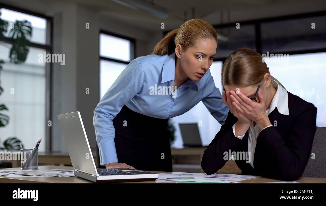 Boss schrie frustrierte Mitarbeiter, Mobbing und emotionaler Mißbrauch bei der Arbeit Stockfoto