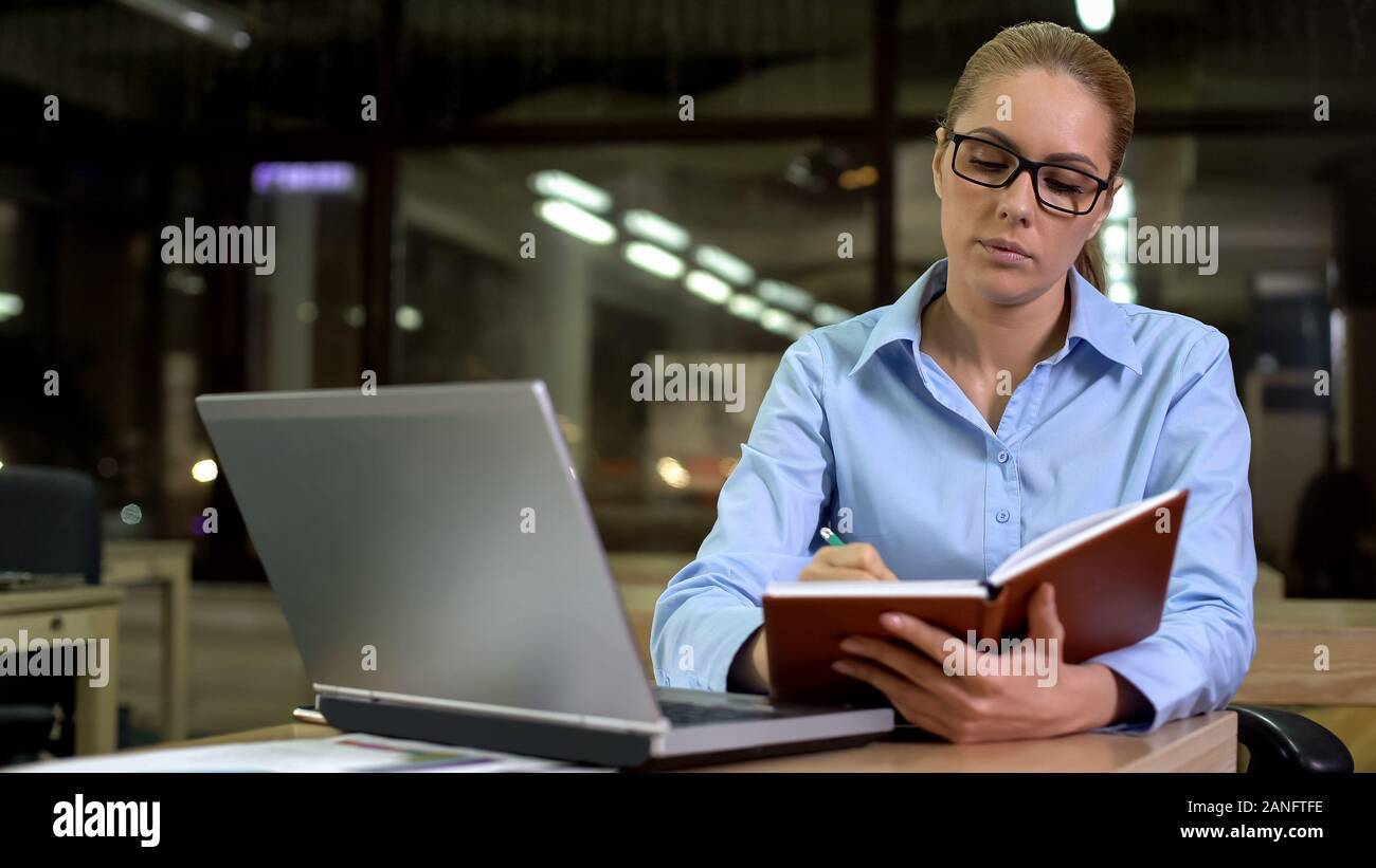 Junge Geschäftsfrau schreiben Start Ideen in Notebook, Planung Sitzung Stockfoto