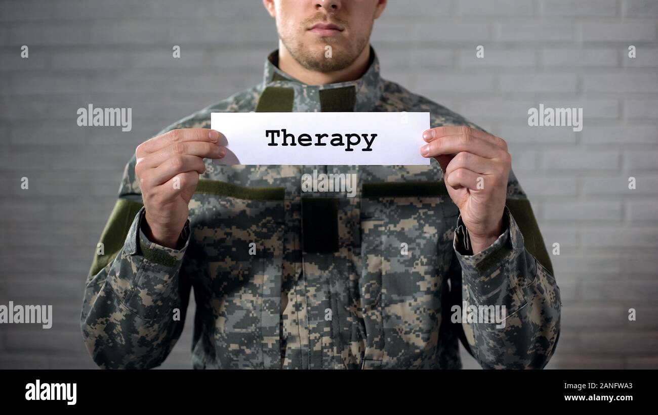 Therapie Wort auf Zeichen in den Händen der männlichen Soldaten geschrieben, medizinische Hilfe Stockfoto