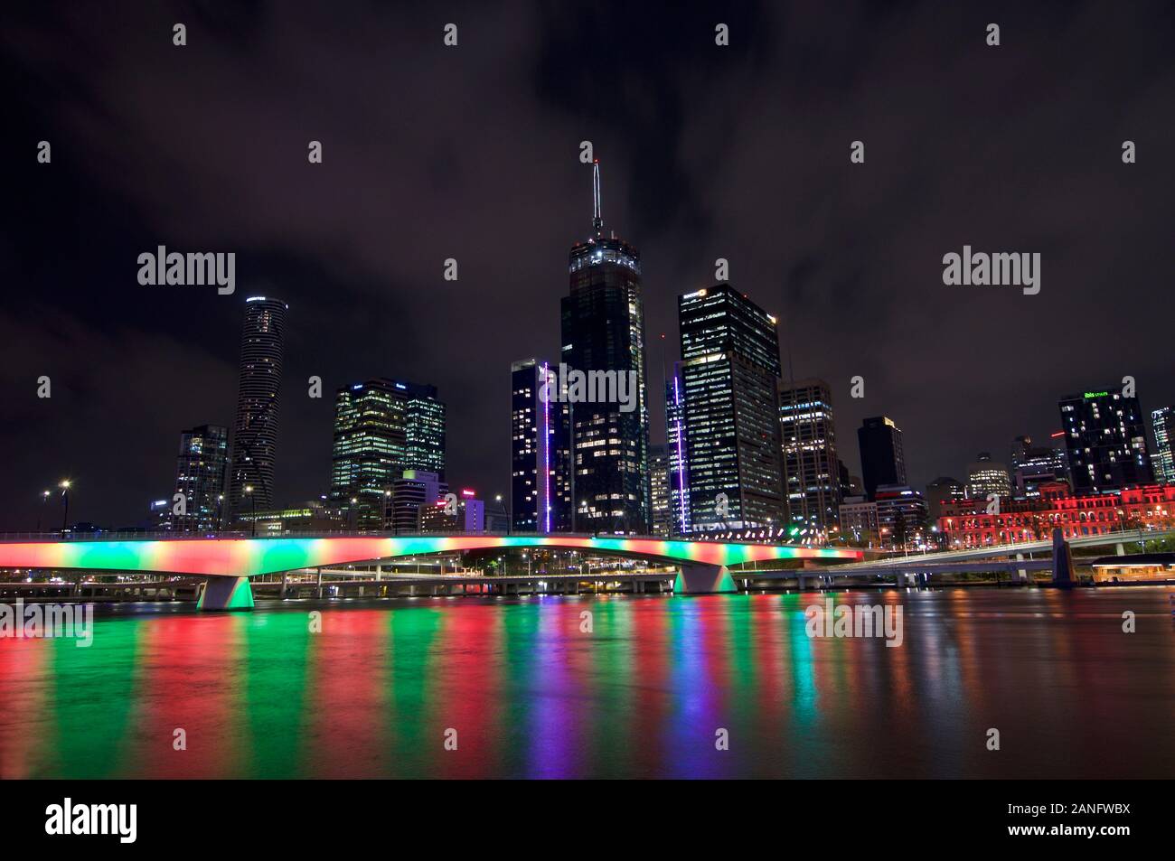 Brisbane, Queensland, Australien - 11. Dezember 2019: Beaufitul Nacht Blick auf das beleuchtete Victoria Bridge und die Skyline von Brisbane. Stockfoto