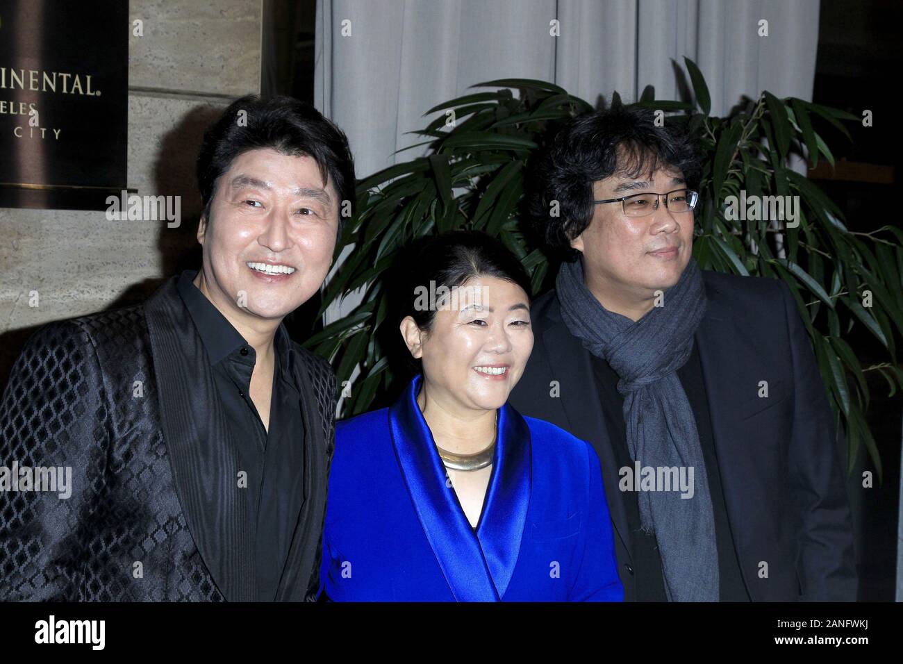 Januar 11, 2020, Century City, CA, USA: LOS ANGELES - Jan 11: Song Kang-Ho, Lee Jung-eun und Bong Joon-Ho am Los Angeles 2020 Critics Association (LAFCA) Preisverleihung - Ankunft im Hotel InterContinental am 11. Januar 2020 in Century City, CA (Credit Bild: © Kay Blake/ZUMA Draht) Stockfoto