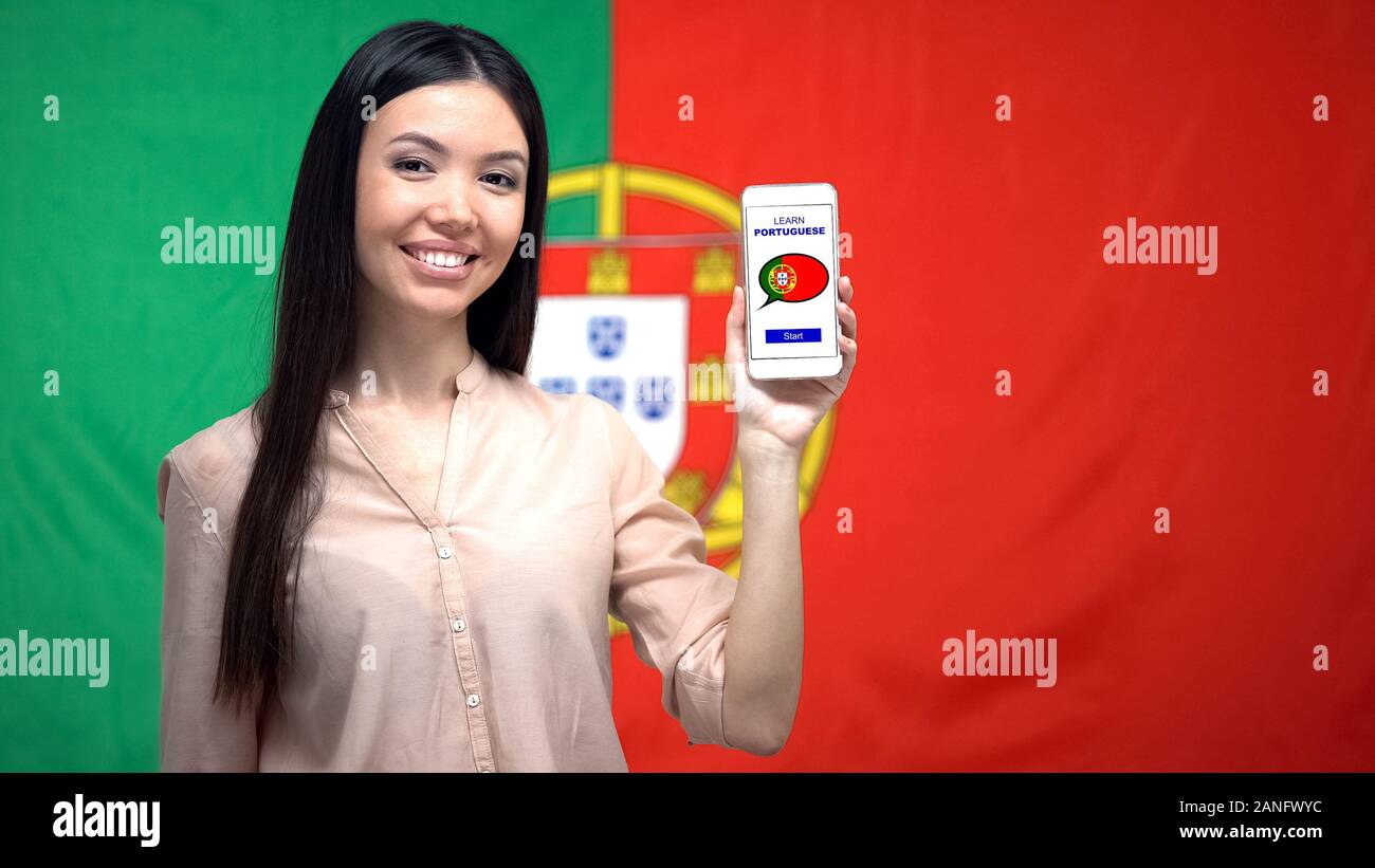 Mädchen mit Handy mit Portugiesisch lernen App, Kennzeichen für Hintergrund, Ausbildung Stockfoto