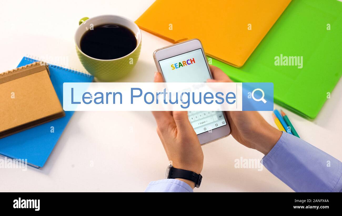 Person tippen zu lernen Portugiesisch Phrase auf Smartphone suchen Bar, Bildung Stockfoto