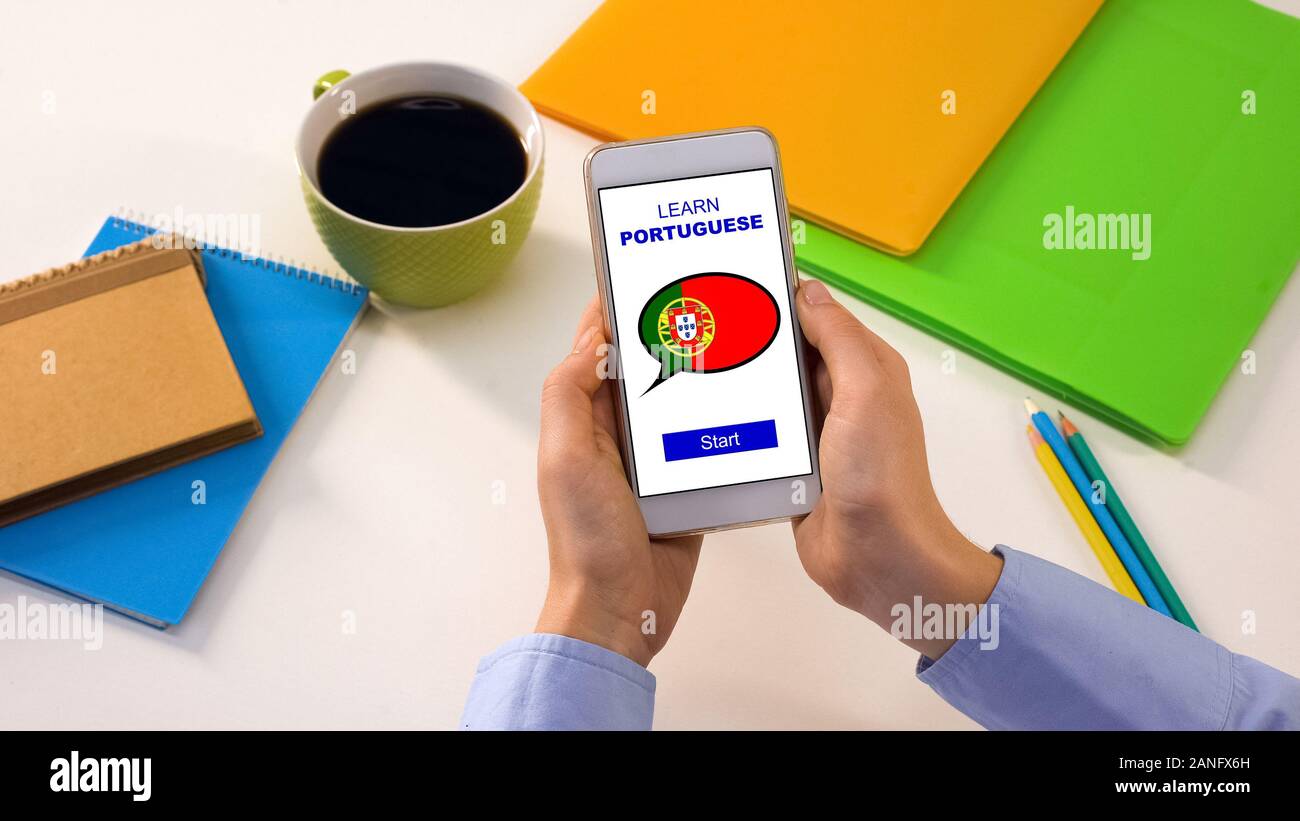 Lernen Sie Portugiesisch Anwendung auf Handy in Personen Hände, Studium der Sprache Stockfoto