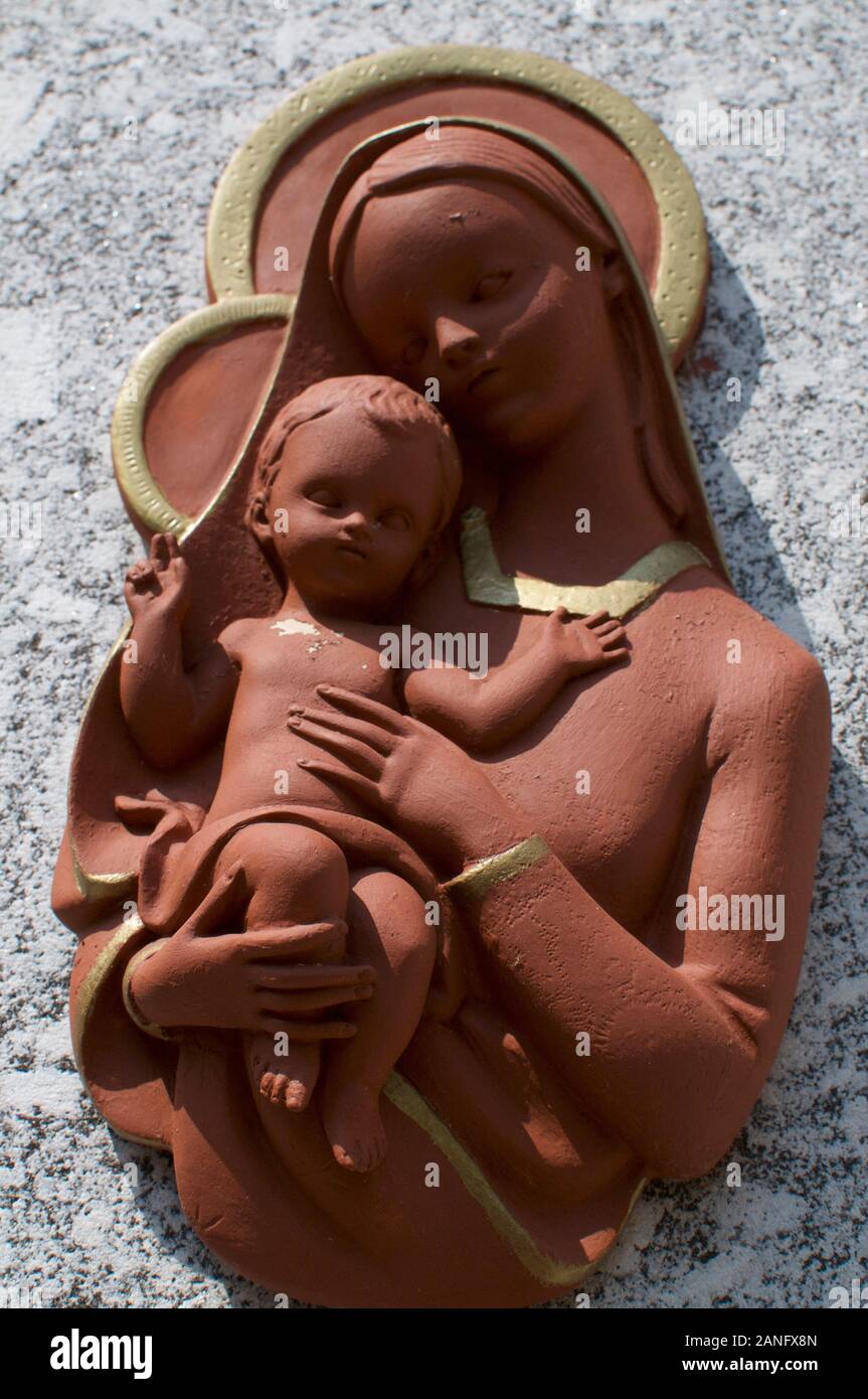 In der Nähe von Clay statue, die Porträts der Jungfrau Maria (Maria) und Baby Jesus Stockfoto
