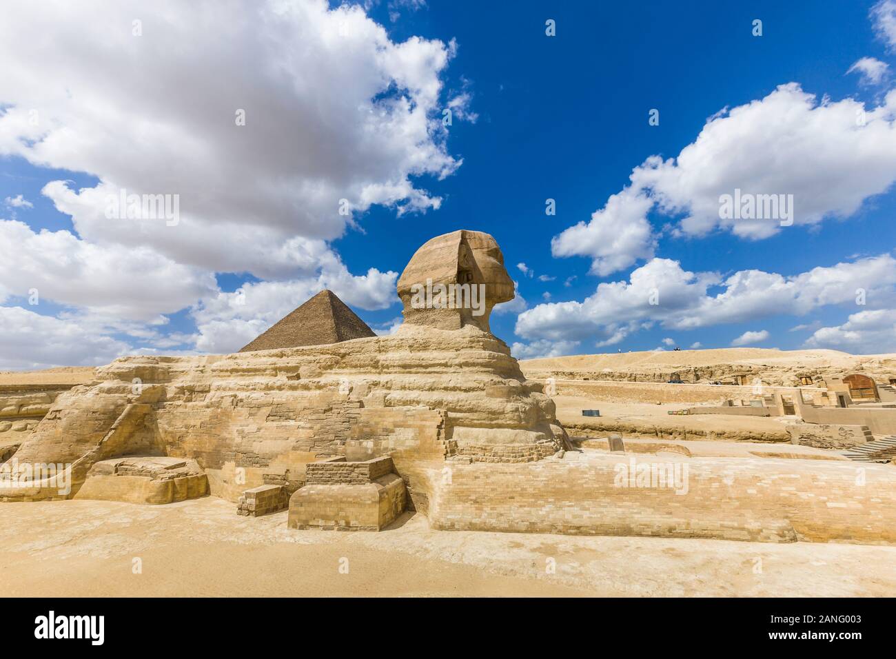 Große Sphinx und Große Pyramide Khufu, Pyramide von Khufu, in sandiger Wüste, gizeh, kairo, Ägypten, Nordafrika, Afrika Stockfoto