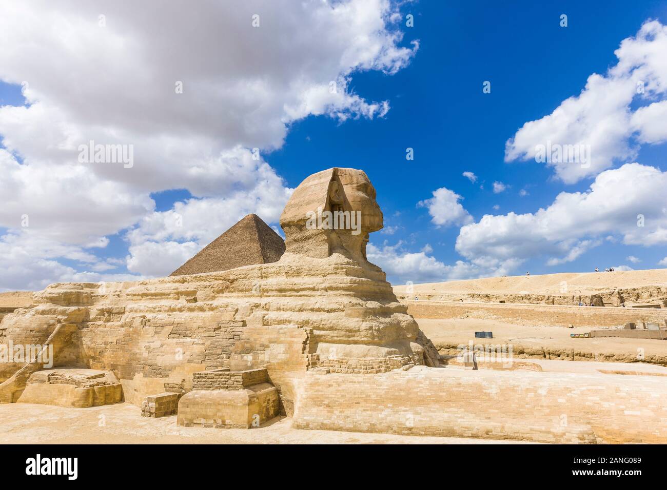 Große Sphinx und Große Pyramide Khufu, Pyramide von Khufu, in sandiger Wüste, gizeh, kairo, Ägypten, Nordafrika, Afrika Stockfoto