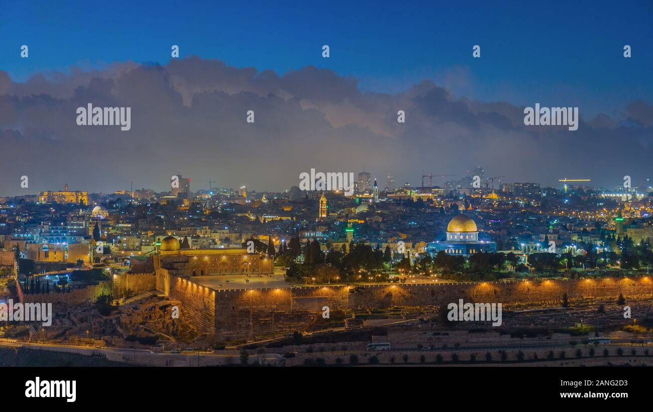 Beleuchtete Skyline der Altstadt von Jerusalem in der Dämmerung - Israel Stockfoto