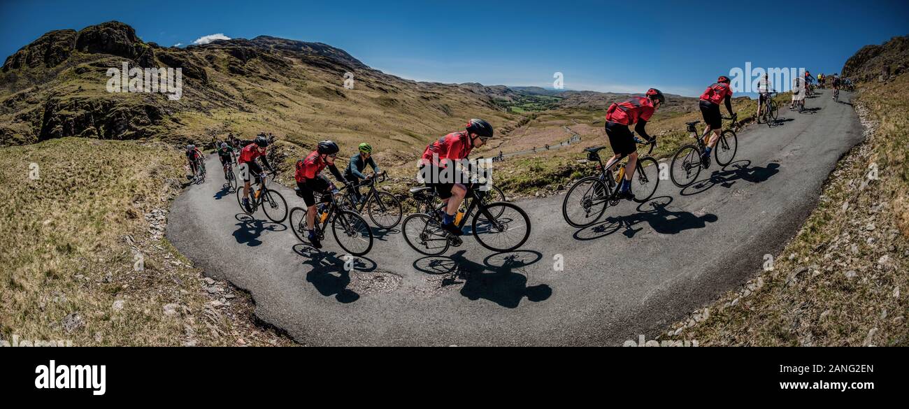 Das zusammengesetzte Bild von Radfahrer klettern Hardknott Pass während der Fred Whitton Herausforderung. Kurze von Graham Watson für Mark Gunter Awards 2019 aufgeführt. Stockfoto