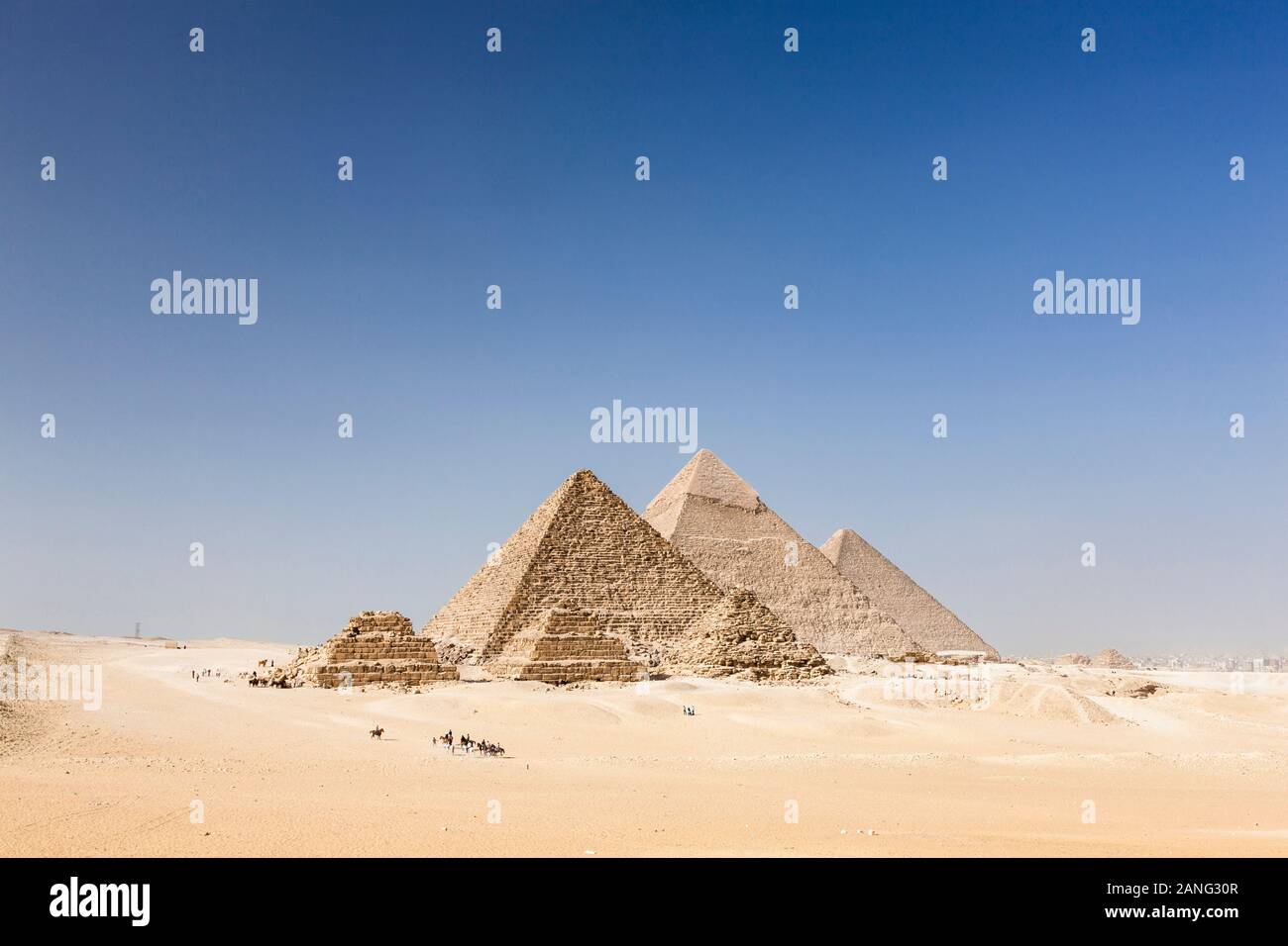 Große Pyramiden von Gizeh, die drei Großen Pyramiden, Blick von der Wüste, gizeh, kairo, Ägypten, Nordafrika, Afrika Stockfoto