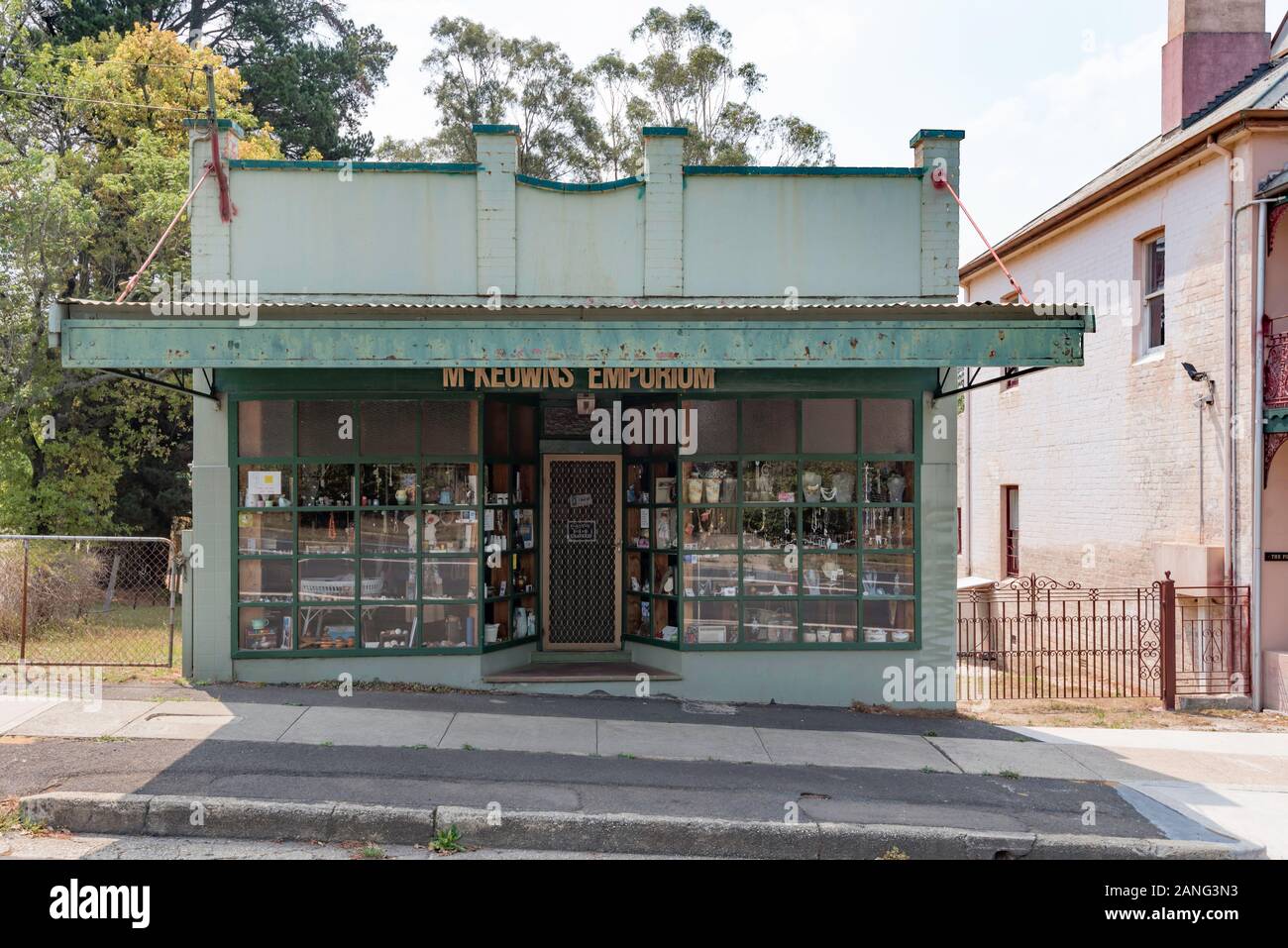 Die 16 Station Street, Mount Victoria in den New South Wales Blue Mountains ist ein von 1904/05 gebautes Geschäft in einem einfachen Design mit Glasfront und Attika. Stockfoto