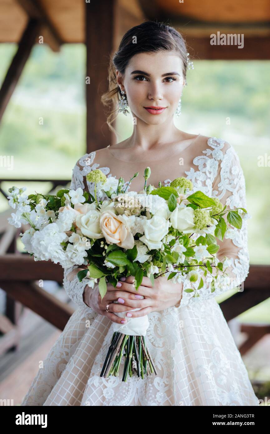 Die Braut in einem herrlichen, weißen Brautkleid mit einer Hochzeit Blumen  Stockfotografie - Alamy