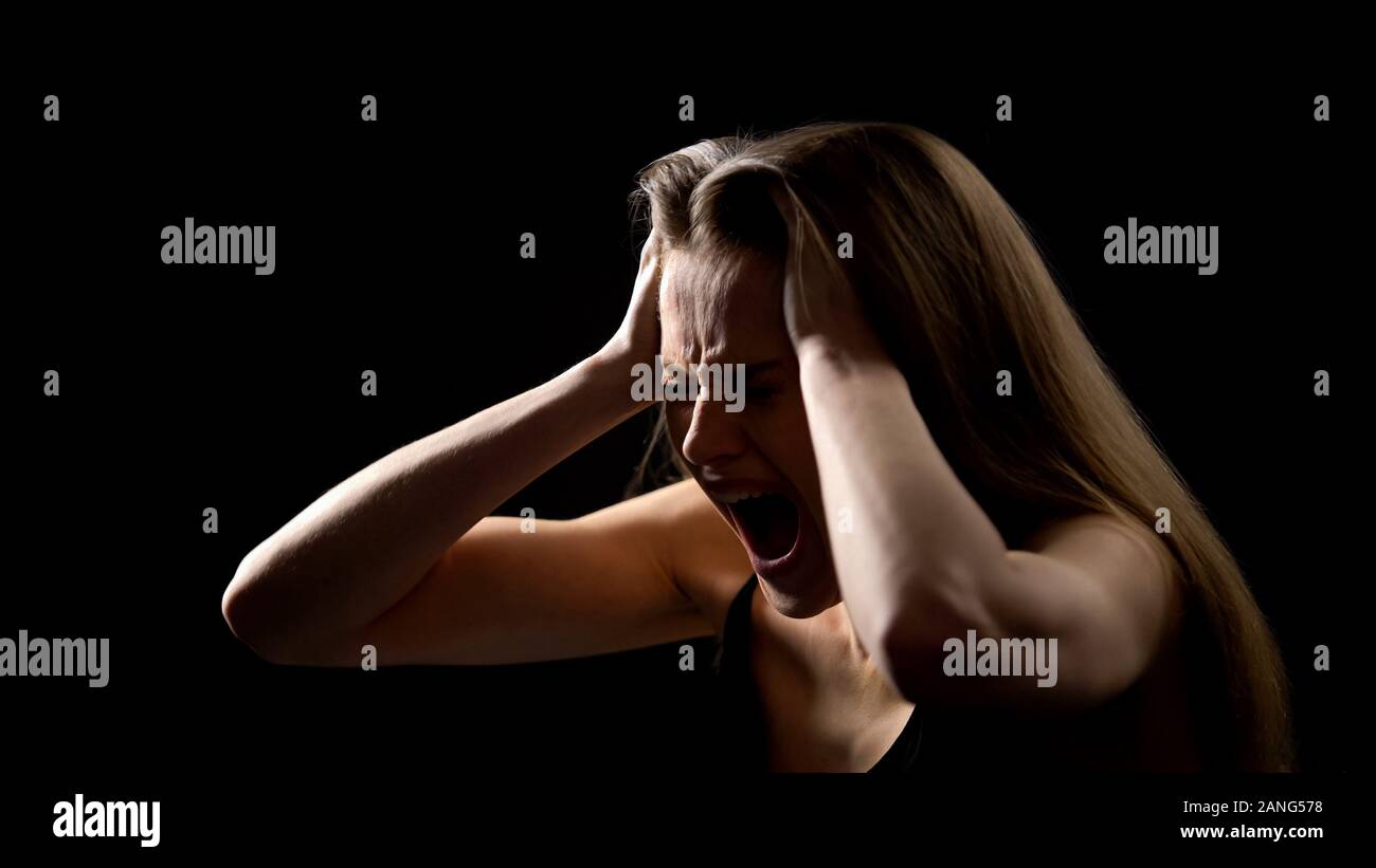 Frustrierte Frau mit Kopf und Schreien, psychische Störung, Depression Stockfoto