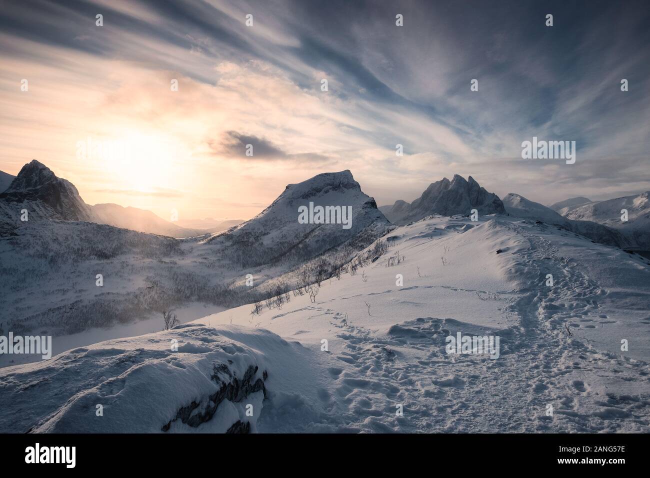 Sonnenaufgang über verschneite Berge auf segla Peak auf der Insel Senja, Norwegen Stockfoto