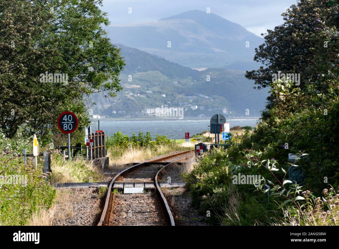 Die Bahn führt zu Meer, Barcelona in der Nähe von Tywyn (Towyn), Wales Stockfoto