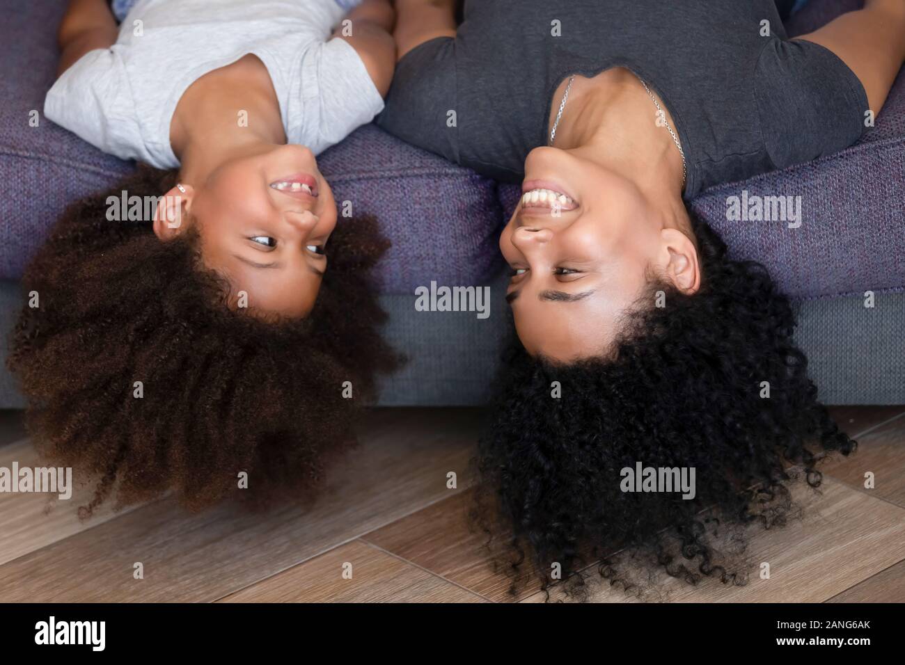 Gerne Afrikanische amerikanische Mutter und Kind auf dem Kopf liegend Stockfoto