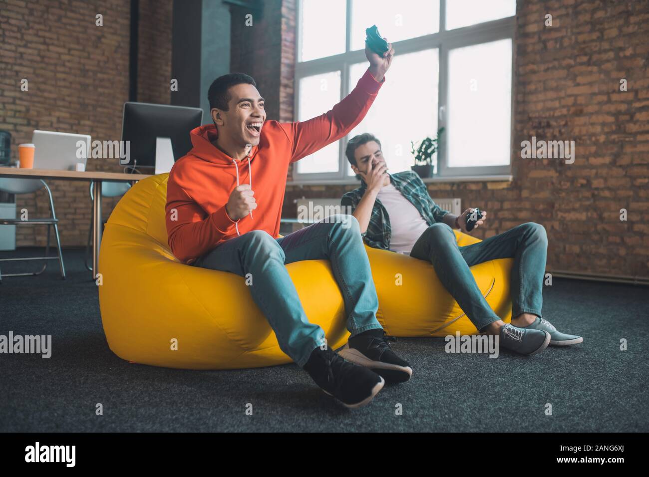 Gerne fröhliche Mann eine Spielkonsole bis durchlöcherte Stockfoto