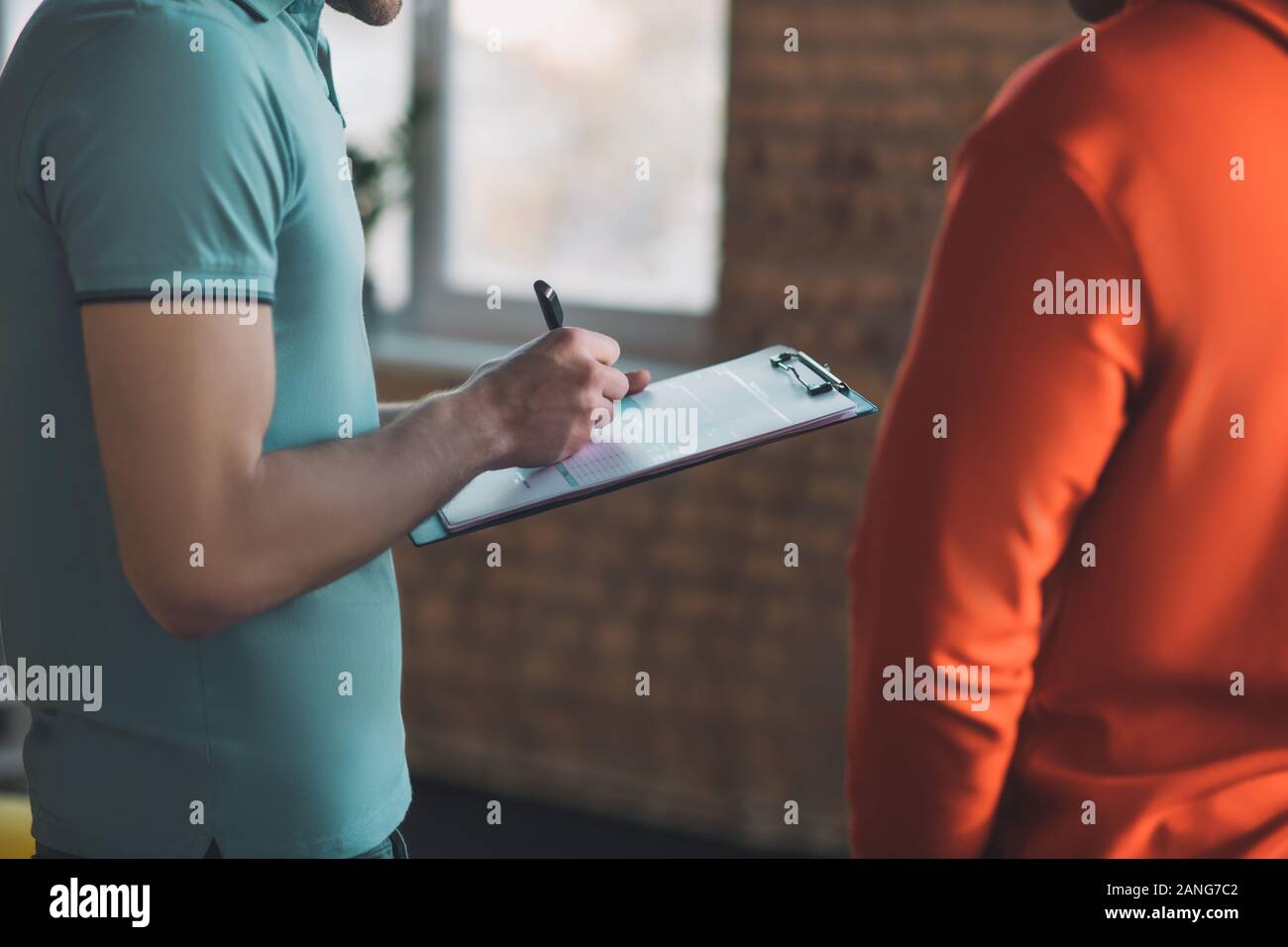 Schön angenehm Mann hält einen Stift in der Hand Stockfoto