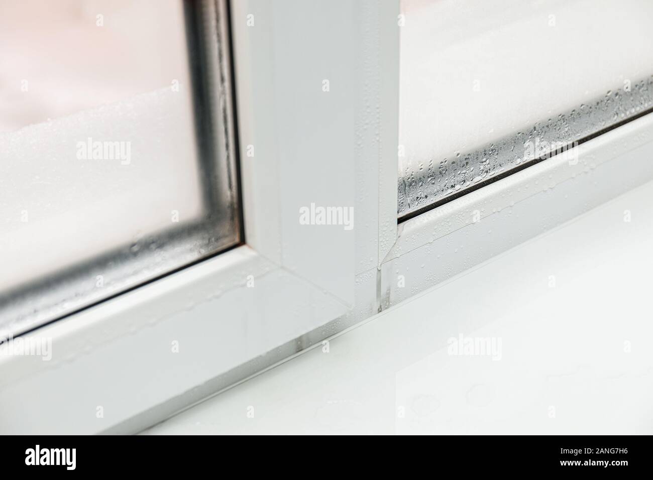 Kunststoff Fenster mit Feuchtigkeit und Kondenswasser auf Glas. Schlechte  Belüftung im Haus während der kalten Jahreszeit Stockfotografie - Alamy