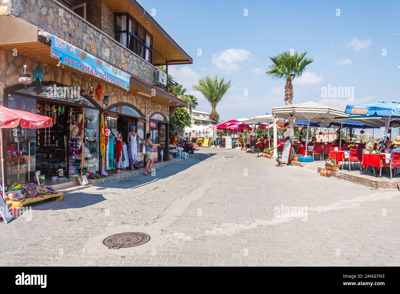 Side, Türkei - 9. September 2011: Geschäfte und Restaurants direkt am Strand. Die Stadt ist ein populat Reiseziel. Stockfoto