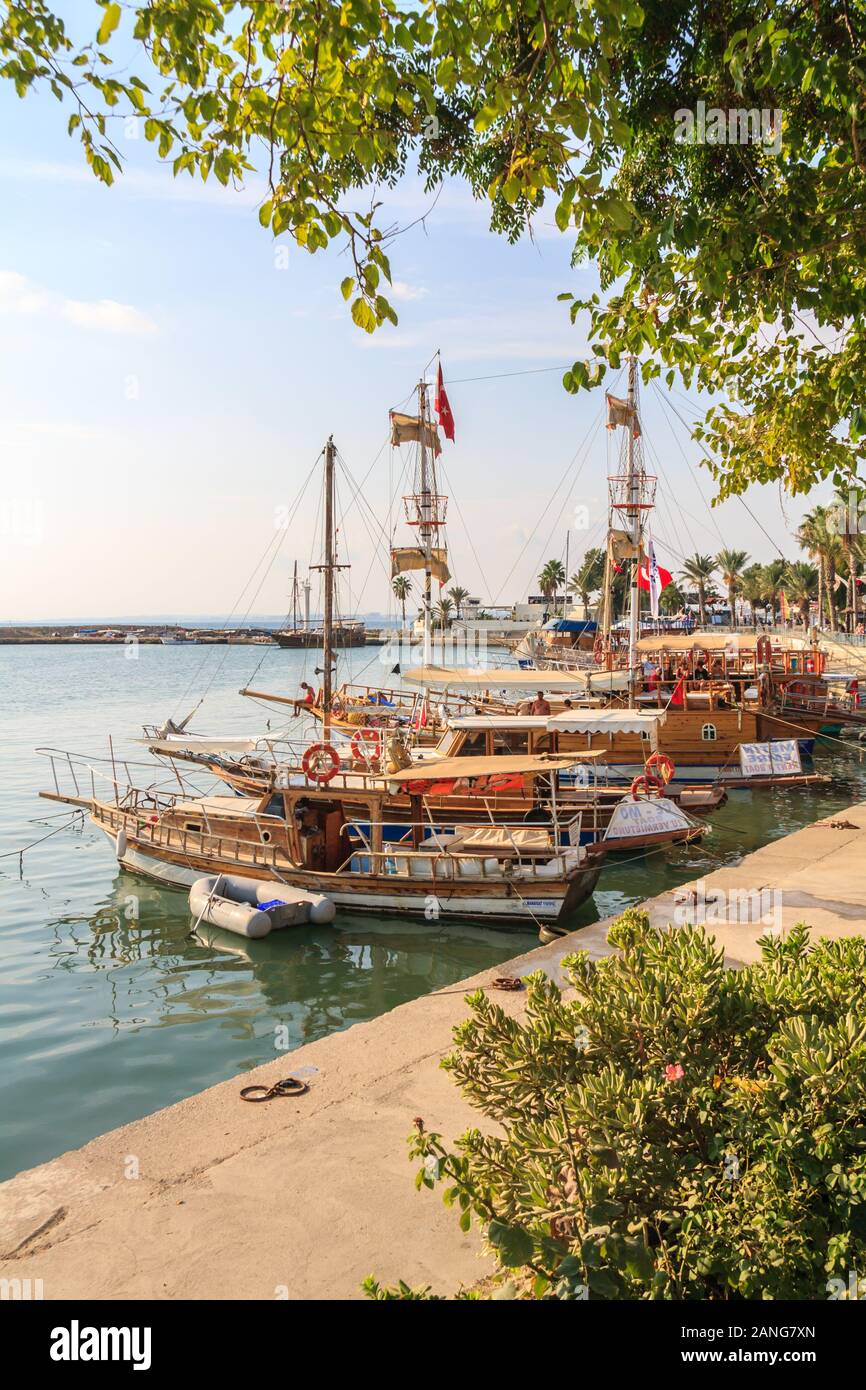 Side, Türkei - 9. September 2011: Traditionelle türkische Boote im Hafen. Die Stadt ist ein populat Reiseziel. Stockfoto