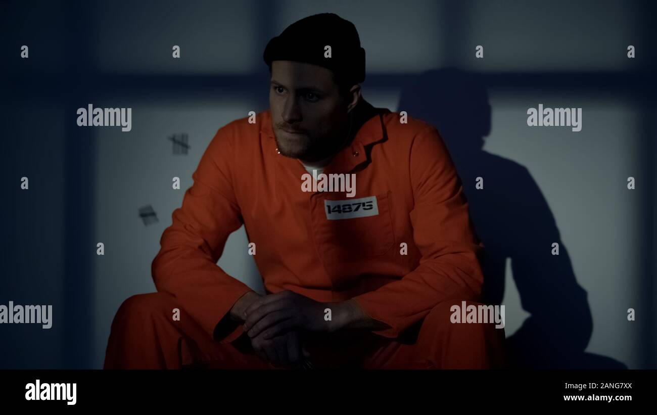 Gefangenen mit Messer Planung Mord, extrem gefährliche Gangster illegale Waffe Stockfoto