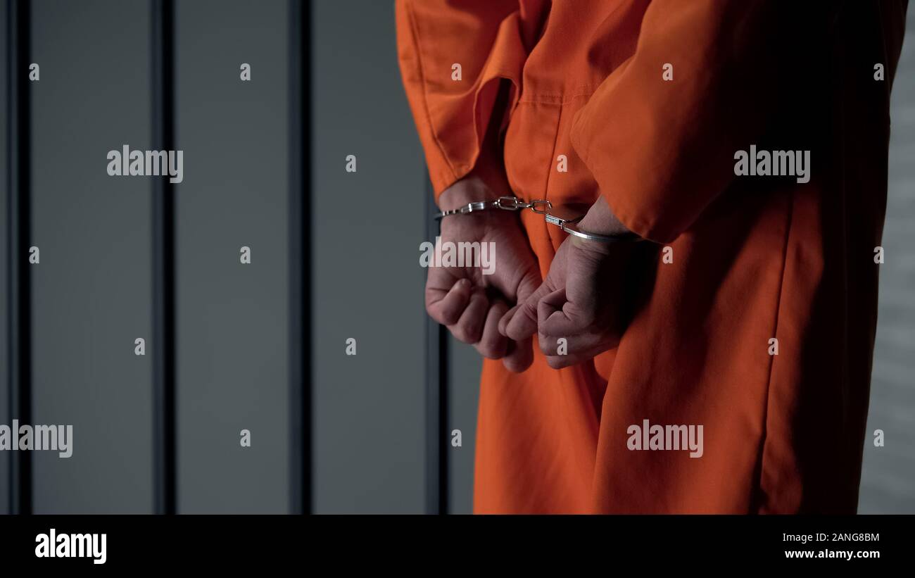 Gefangenen mit gefesselten Arme hinter zurück, ein anderes Gefängnis übertragen, Strafrecht Stockfoto