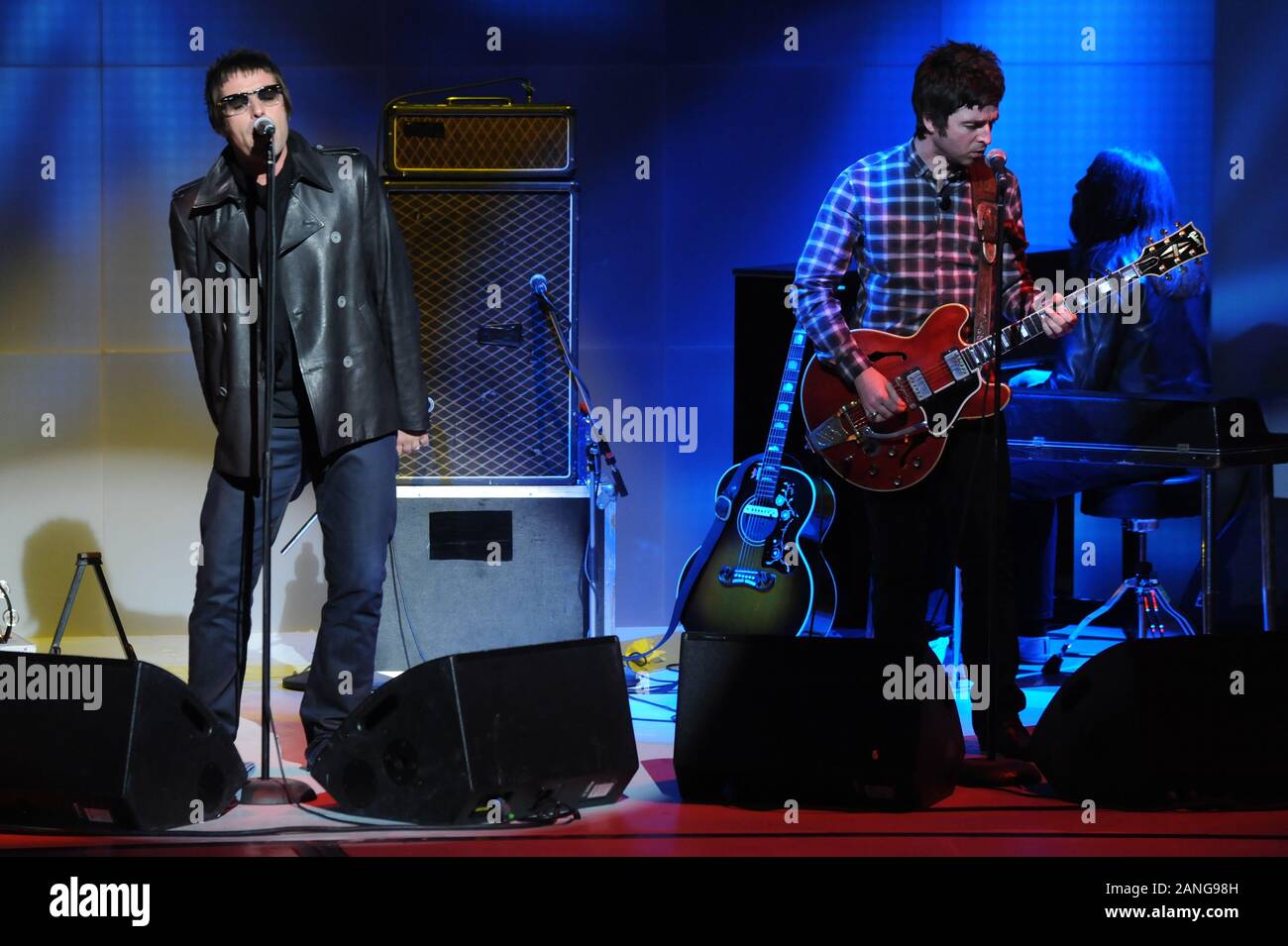 Mailand Italien 09.11.2008, live Konzert der Oase am Rai Studien: Liam und Noel Gallagher während des Konzerts Stockfoto